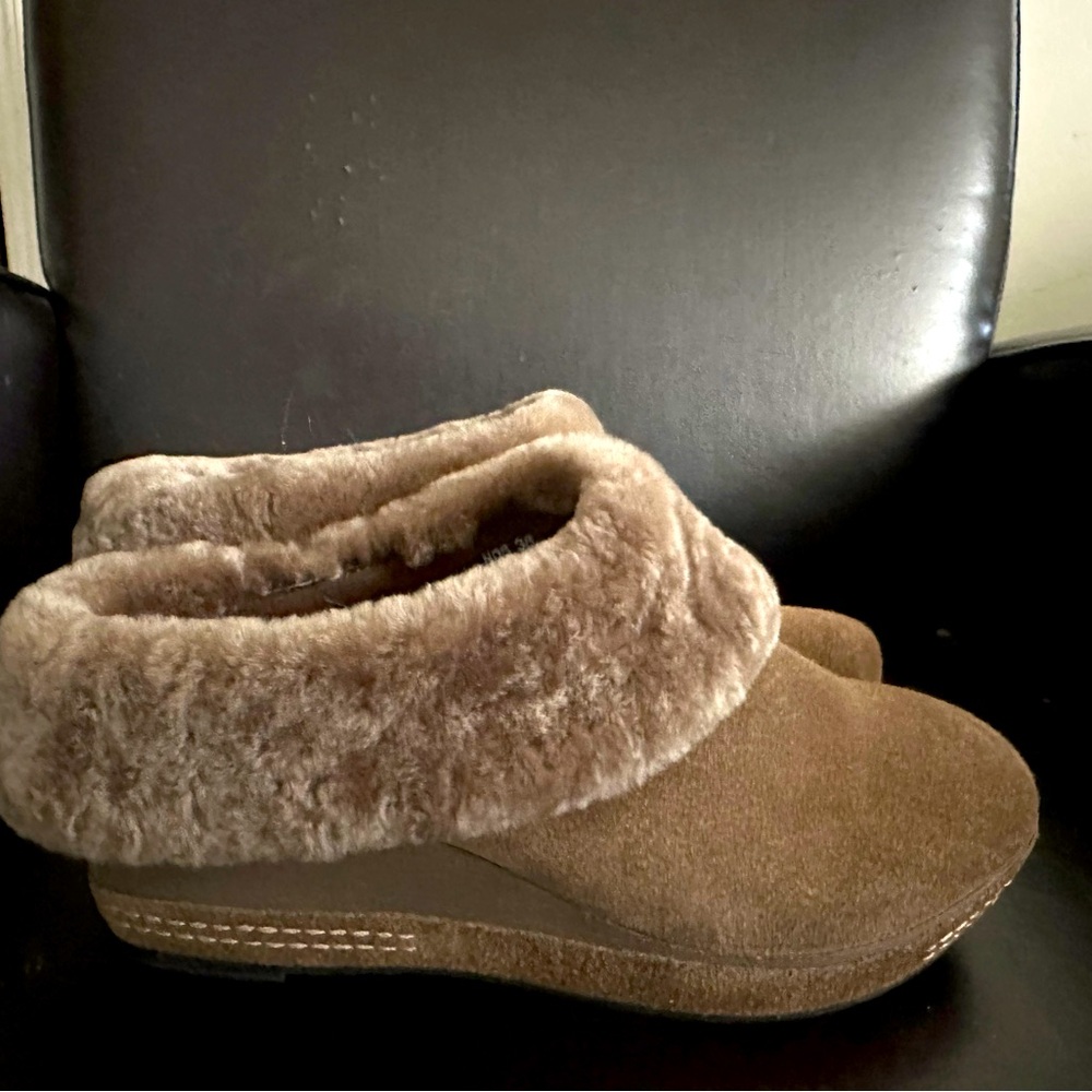 Women’s Antelope clogs fur lined. Size 38 or 7.5 Women